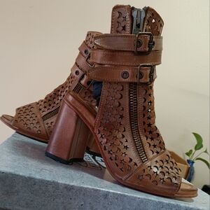 FreeBird Teresa tan shoes